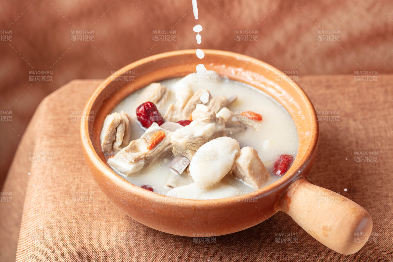 山药羊排汤炖品图片