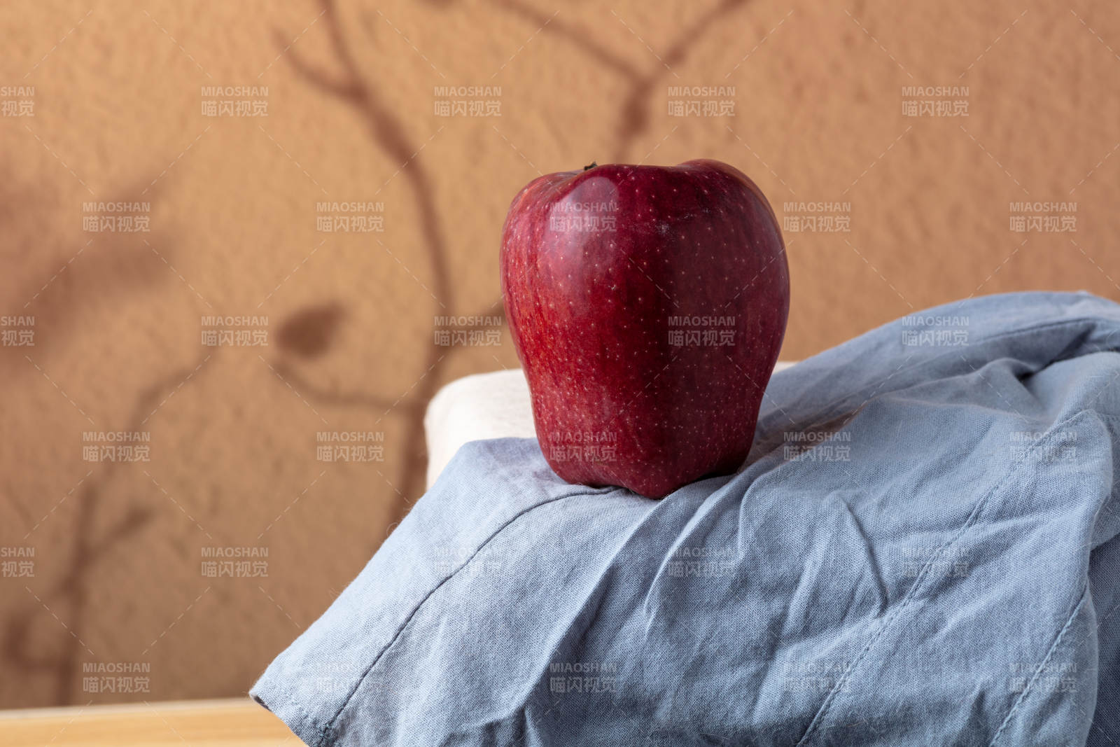 红苹果静置于布上图片