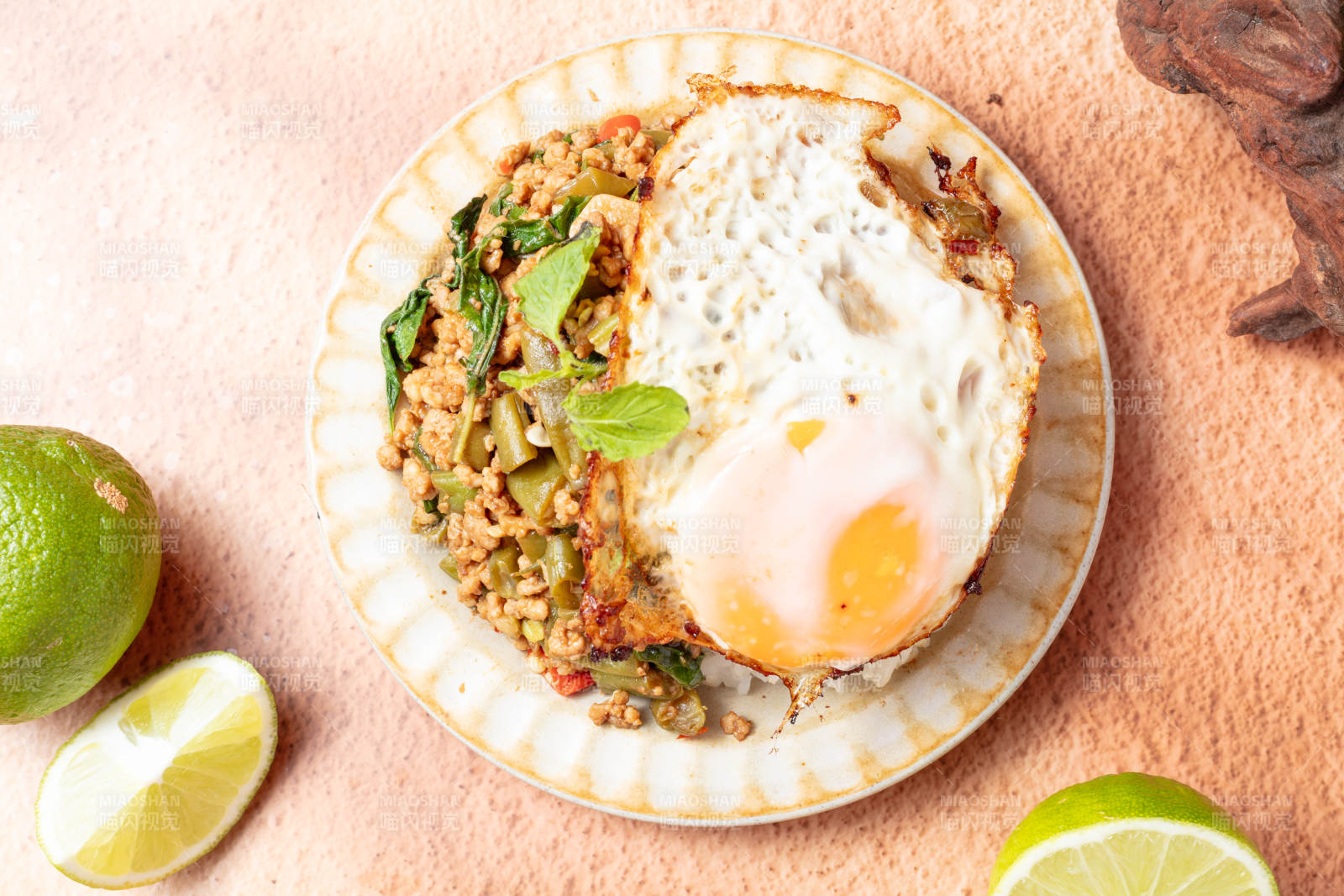 泰式打抛饭配煎蛋图片
