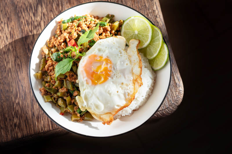 泰式打抛饭配煎蛋图片