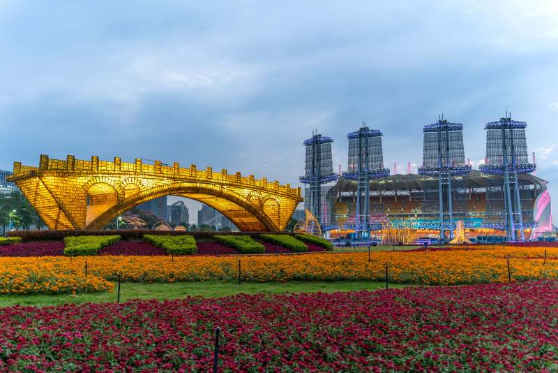 广州海心沙户外花海与丝路金桥花海拱桥夜景图片