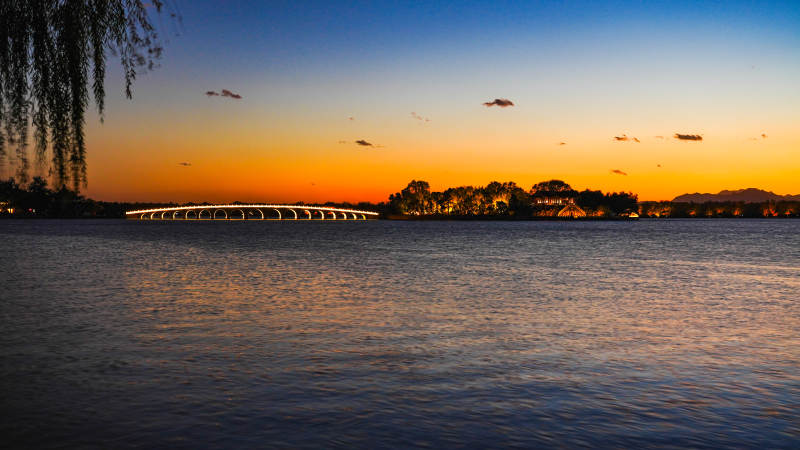 颐和园十七孔桥湖畔黄昏美景图片