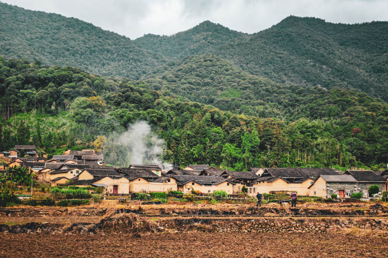 宁德八都镇山间村落炊烟袅袅图片