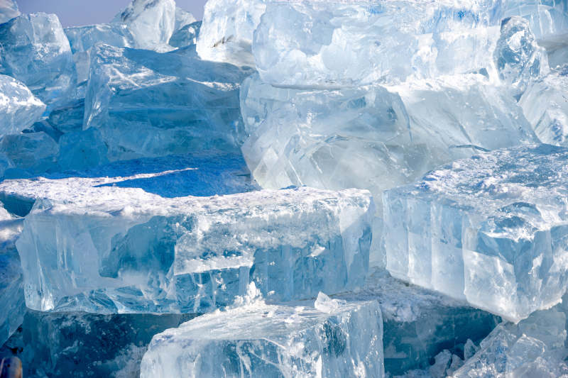 晶莹冰块堆叠图片