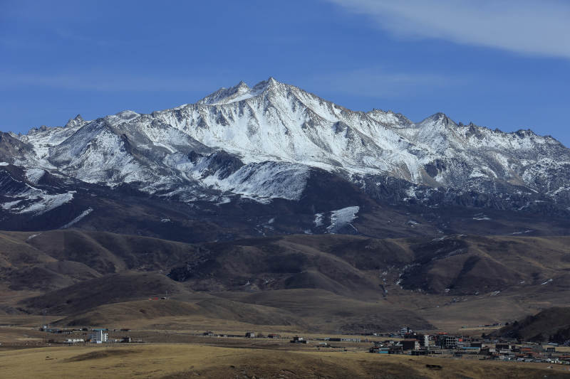雅拉雪山巍峨草原静图片