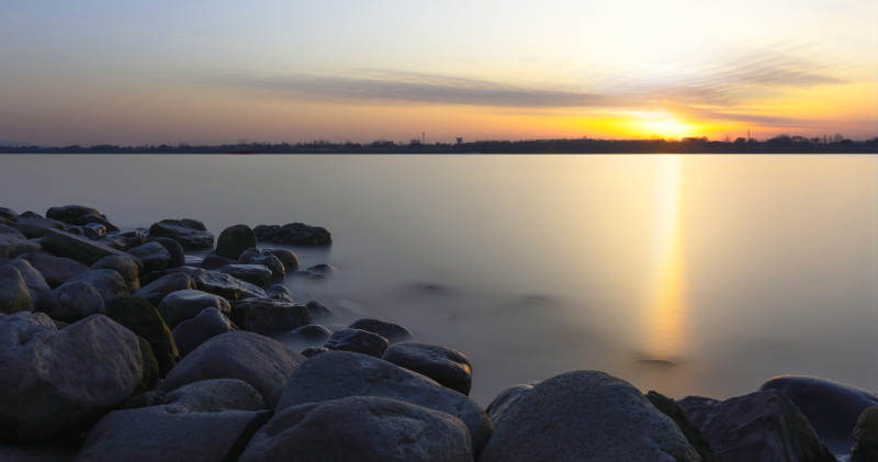 湖畔日落静谧景位于芜湖滨江公园图片