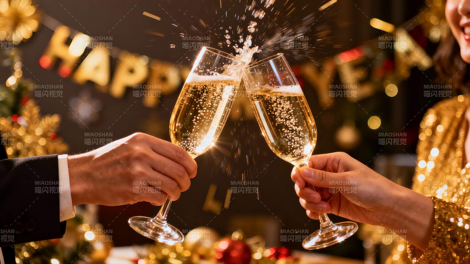 新年庆祝碰杯香槟图片