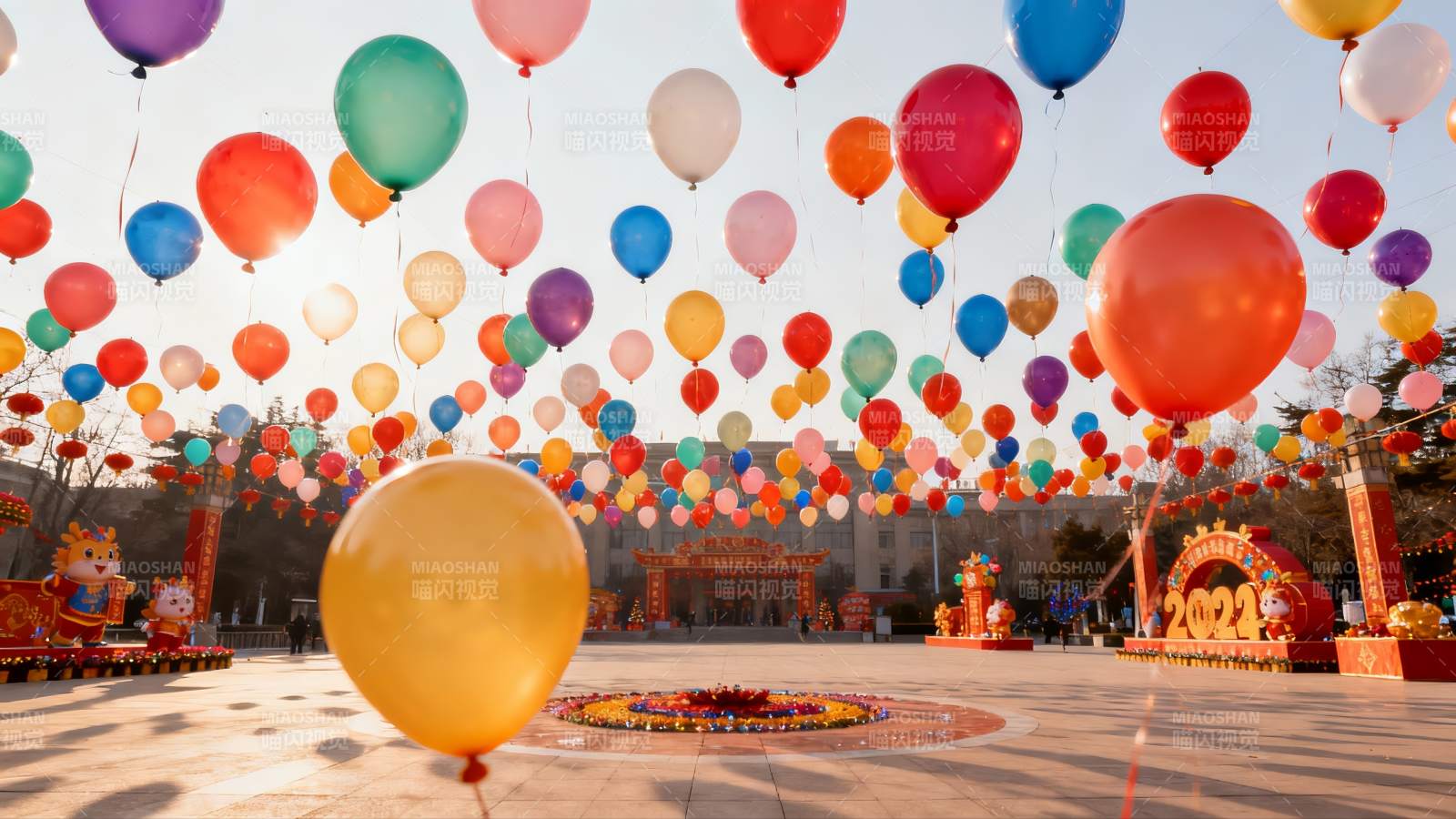 节日广场气球装饰热闹非凡图片