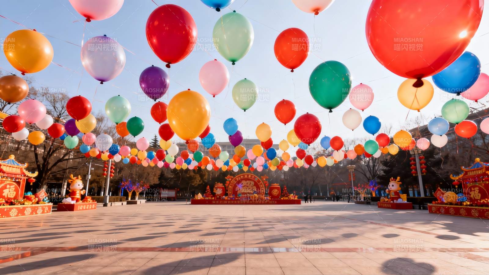 节日广场彩球飘扬热闹非凡图片