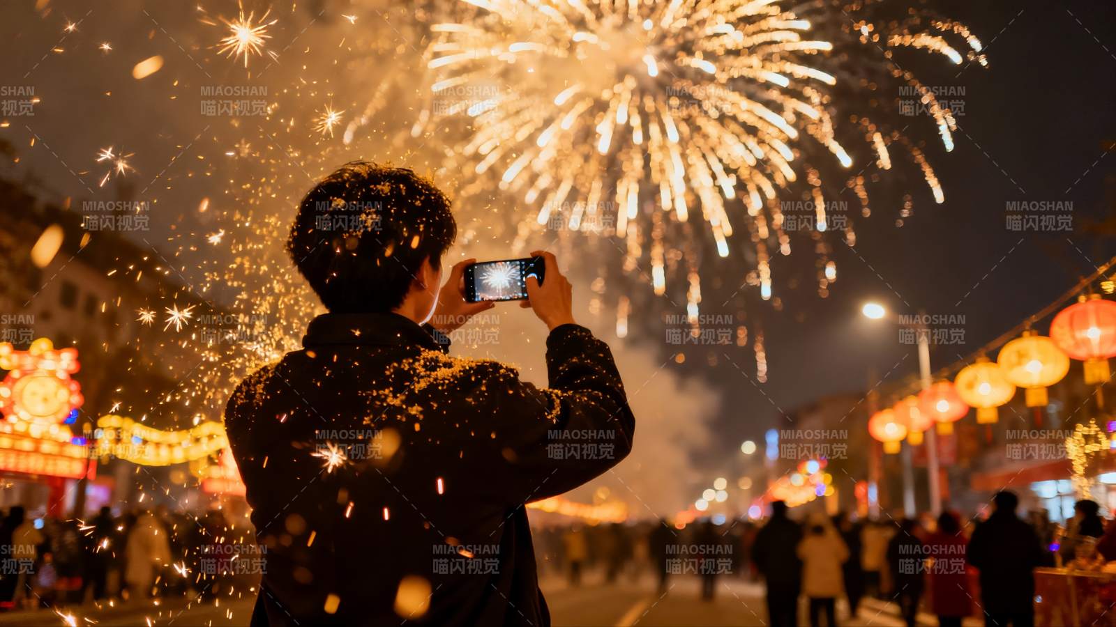 夜空中绽放烟花男子拍照图片