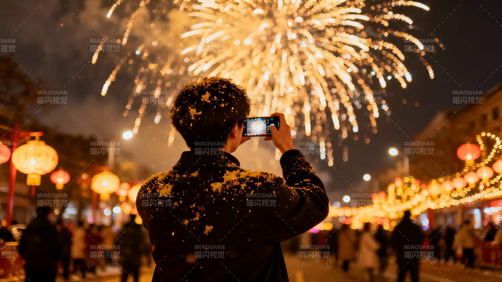 夜空中绽放烟花男子拍照图片