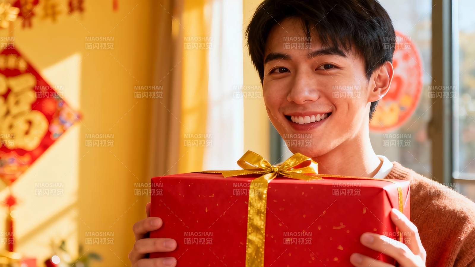 青年男子手捧红色礼物盒图片