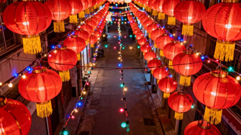 夜巷挂红灯笼节日氛围浓图片