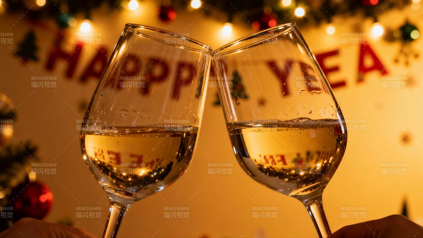 新年庆祝碰杯香槟图片