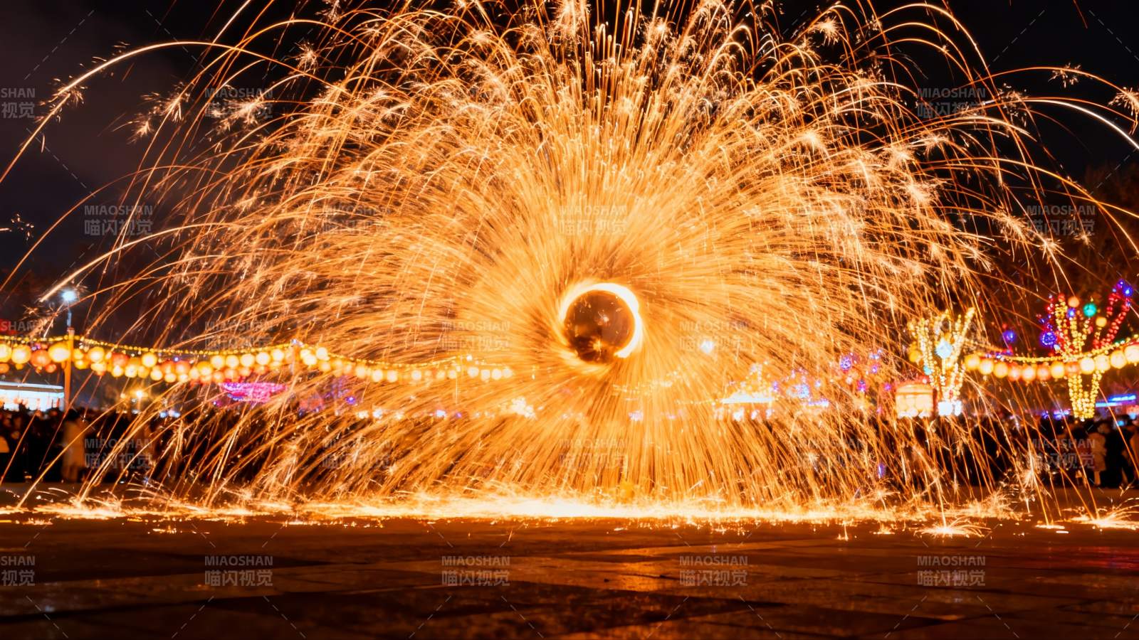 夜空中绽放的烟花表演图片