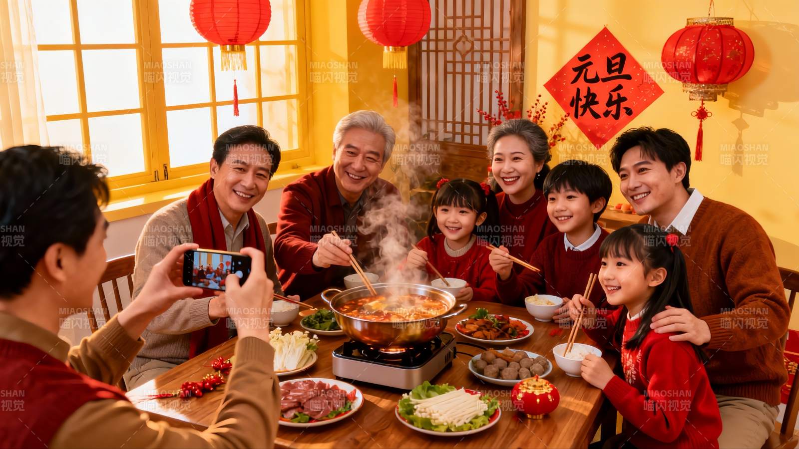 春节家庭聚餐其乐融融图片