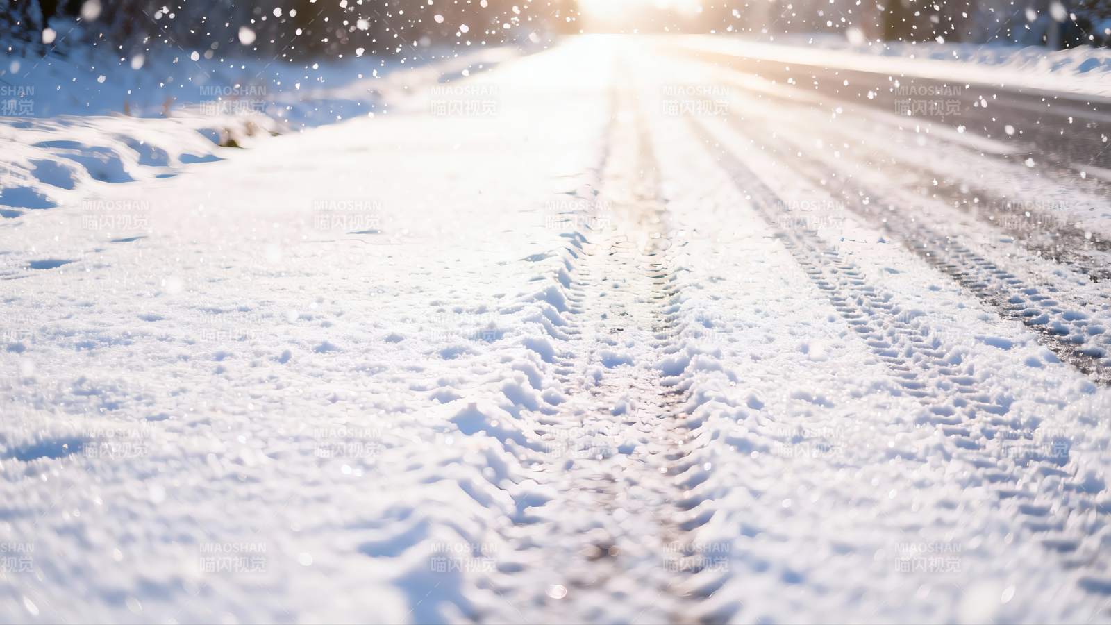 雪地道路车辙阳光图片