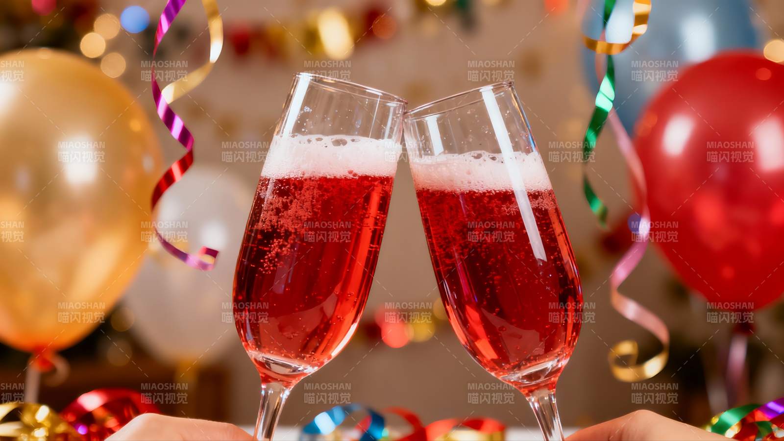 香槟碰杯庆祝节日氛围图片