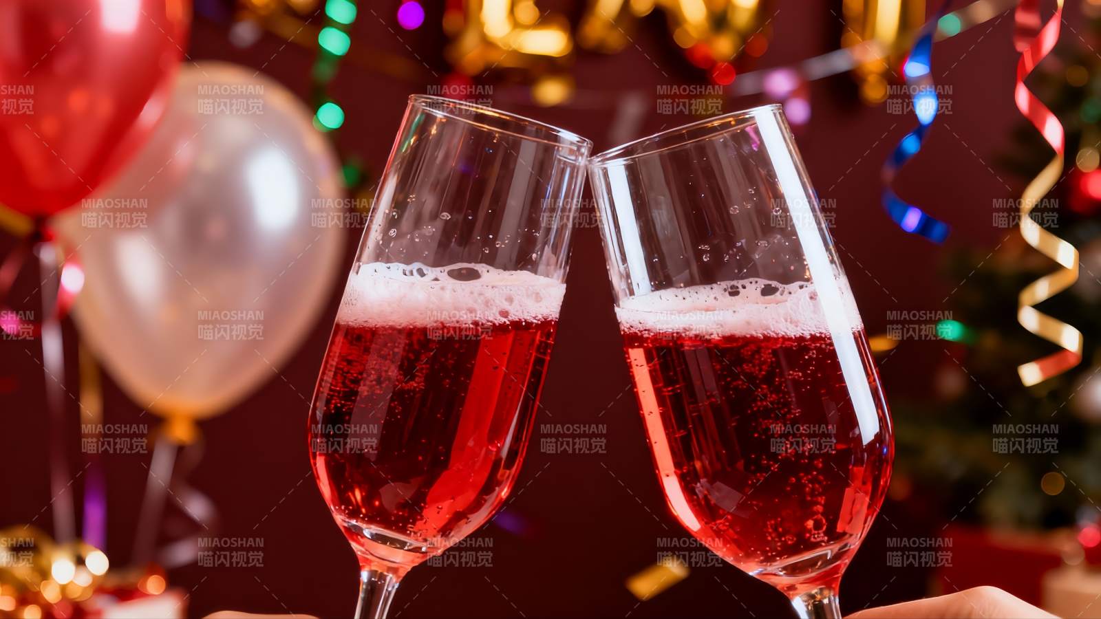 双杯香槟碰杯庆祝图片