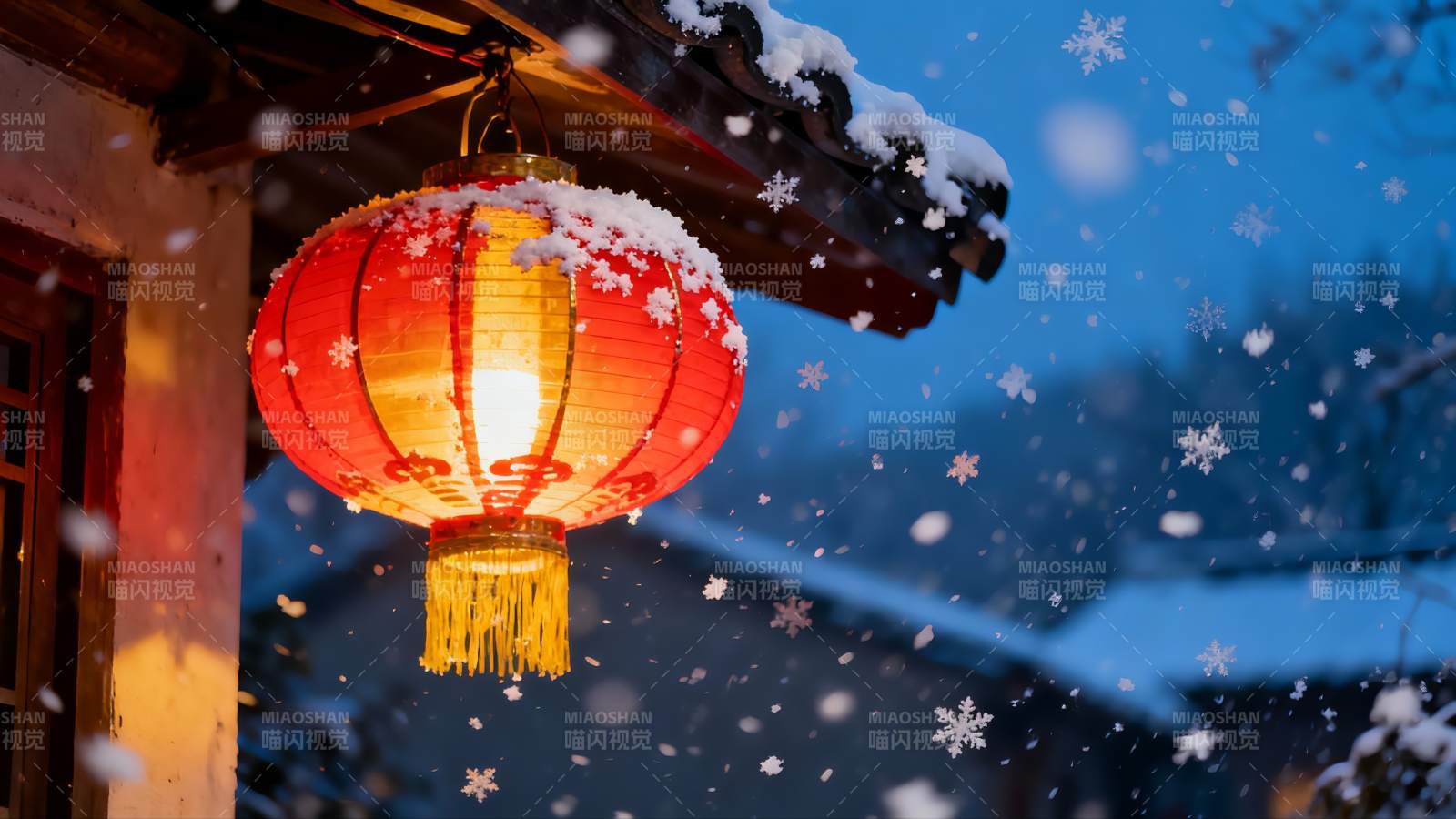 雪夜红灯笼挂檐下图片