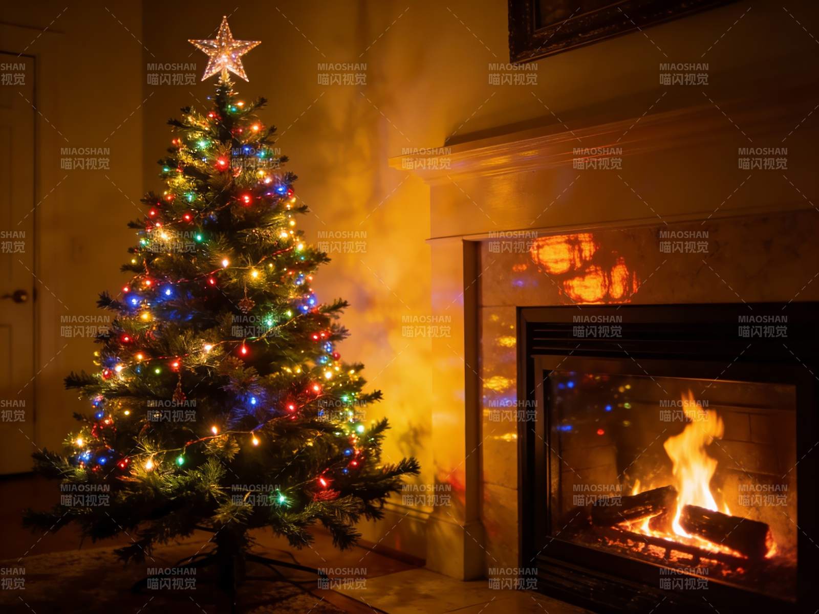 圣诞树旁壁炉温暖过节图片