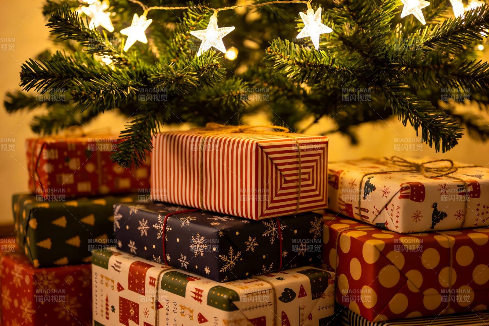 圣诞树下堆叠的节日礼物图片