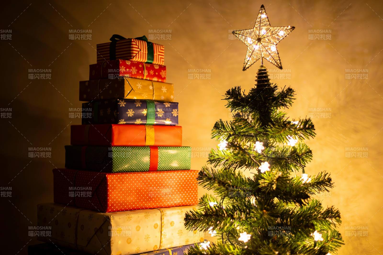圣诞树旁堆叠的礼物盒图片