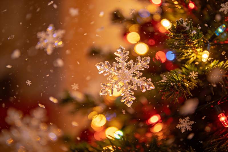 圣诞树雪花闪烁节日氛围图片