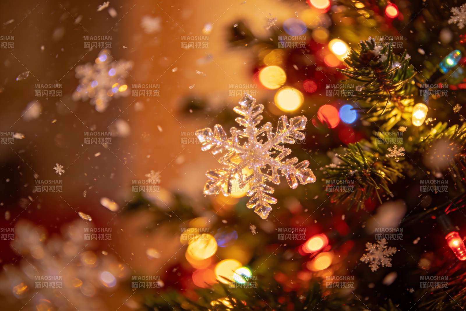 圣诞树雪花闪烁节日氛围图片