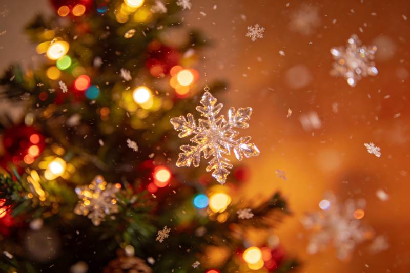 圣诞树挂饰雪花飘落图片