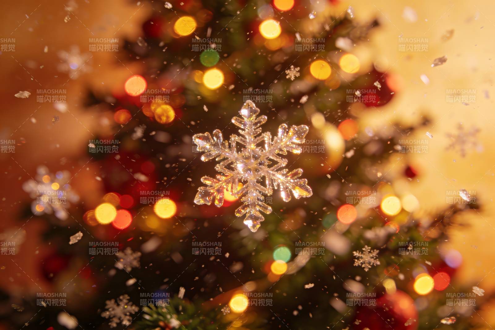 圣诞树前的雪花特写图片