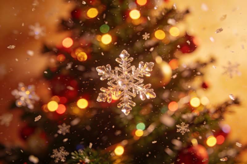 圣诞树前的雪花特写图片