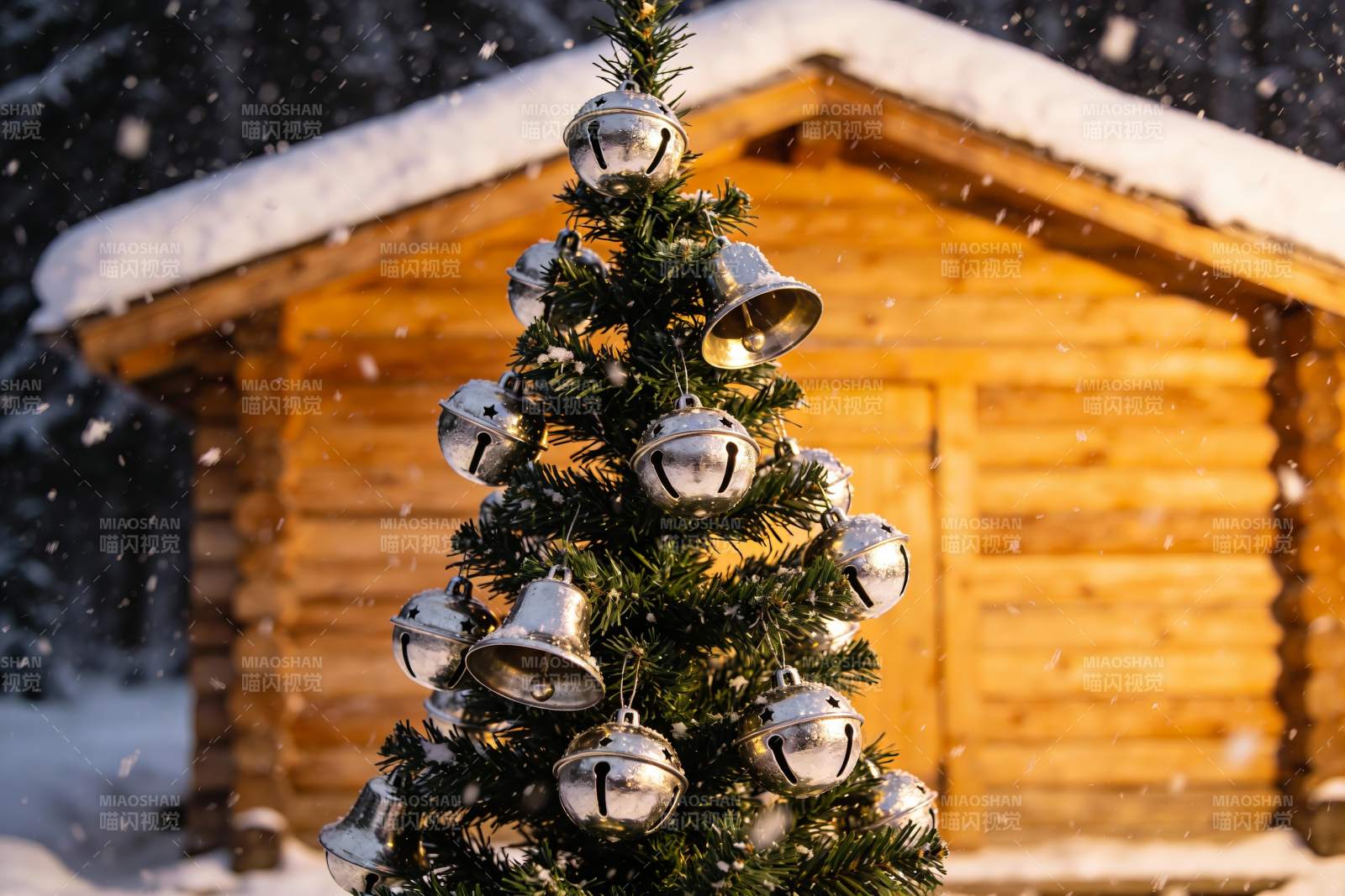 雪中铃铛圣诞树与木屋图片