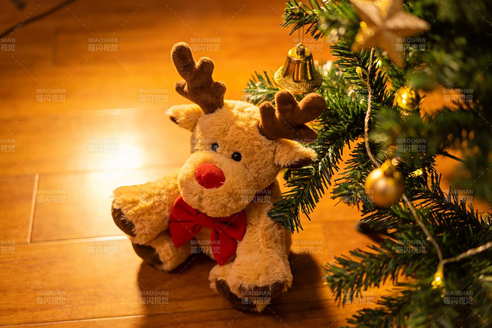 圣诞树旁的驯鹿玩偶温馨场景图片