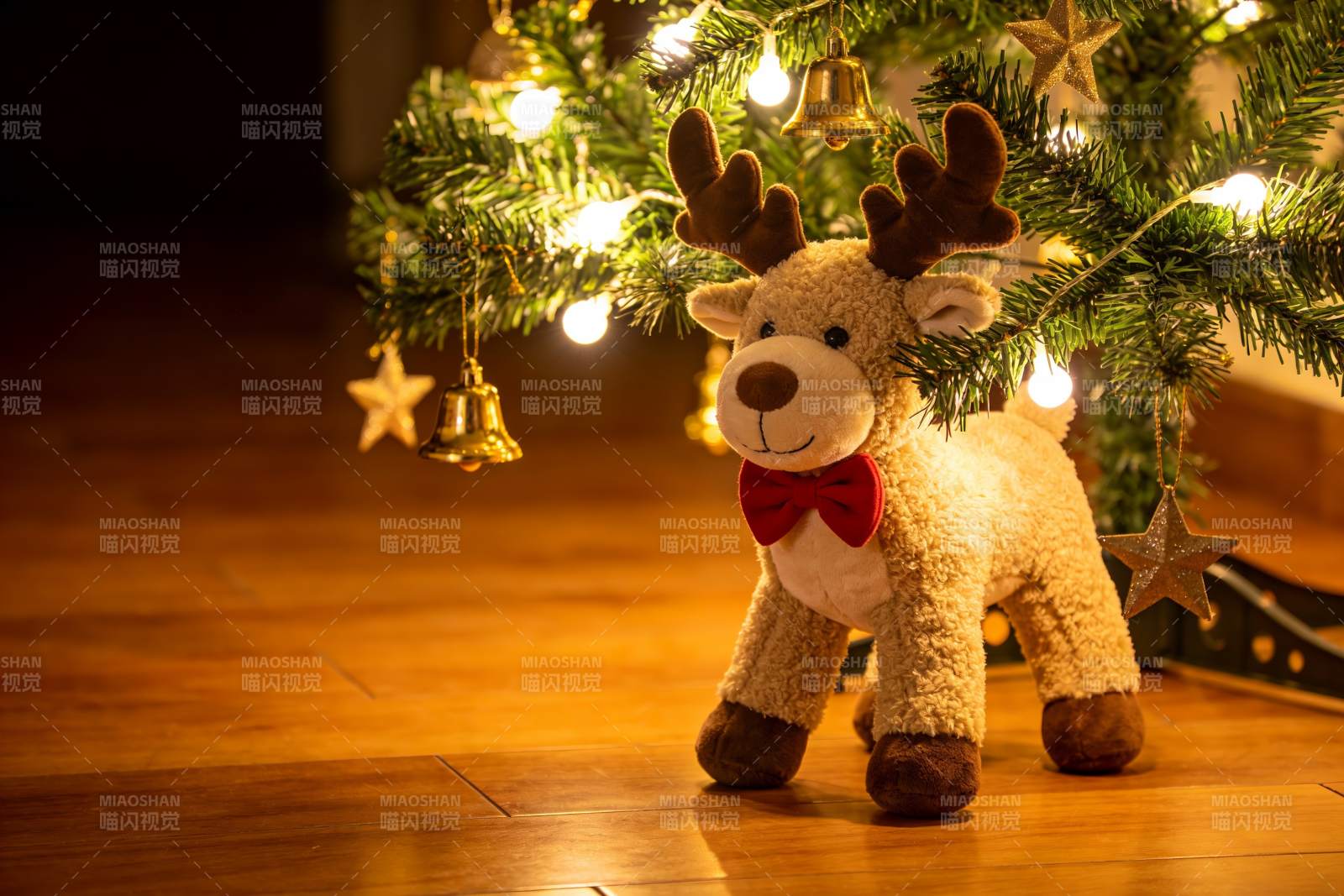 圣诞树下驯鹿玩偶温馨场景图片