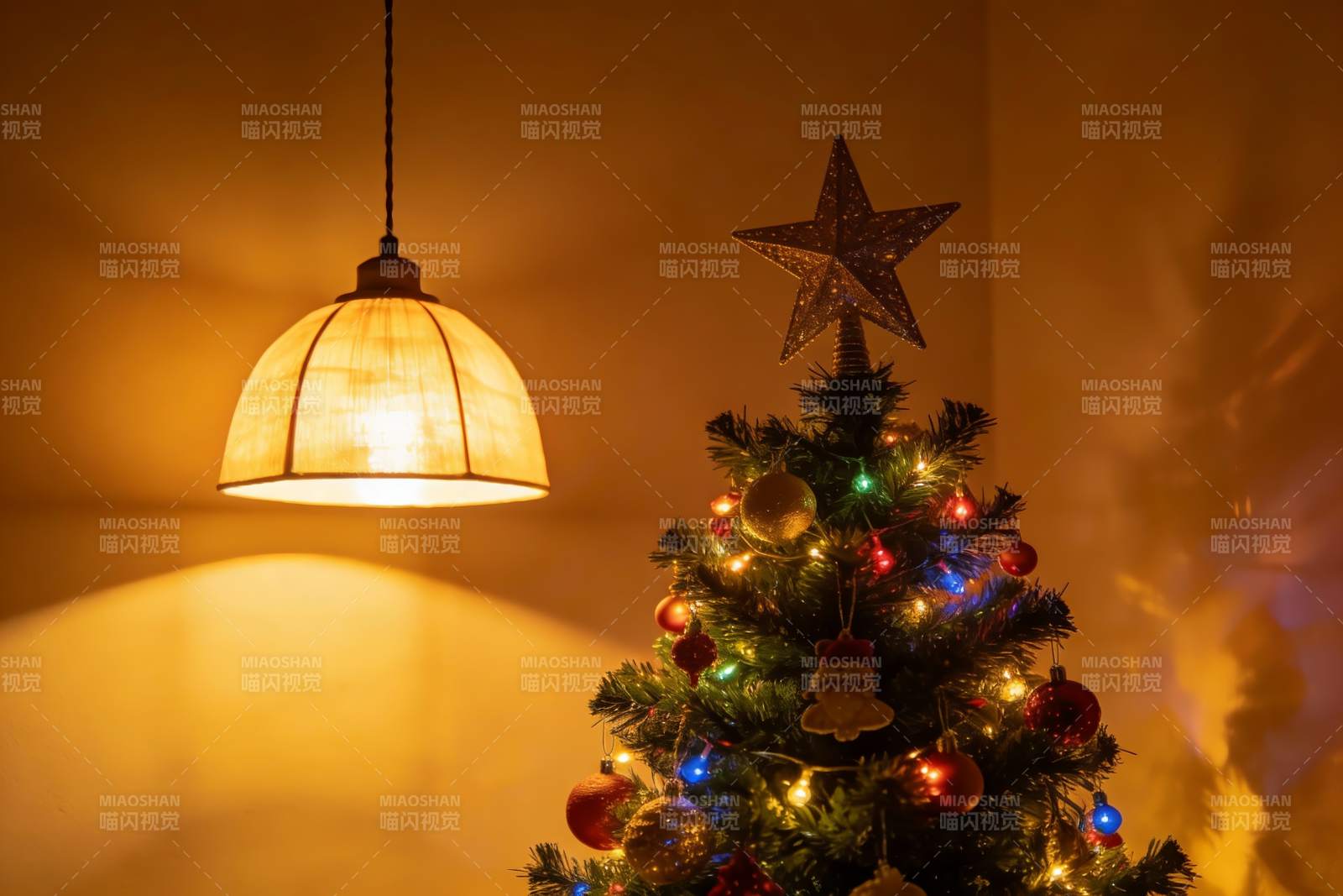 温暖灯光下的圣诞树装饰图片