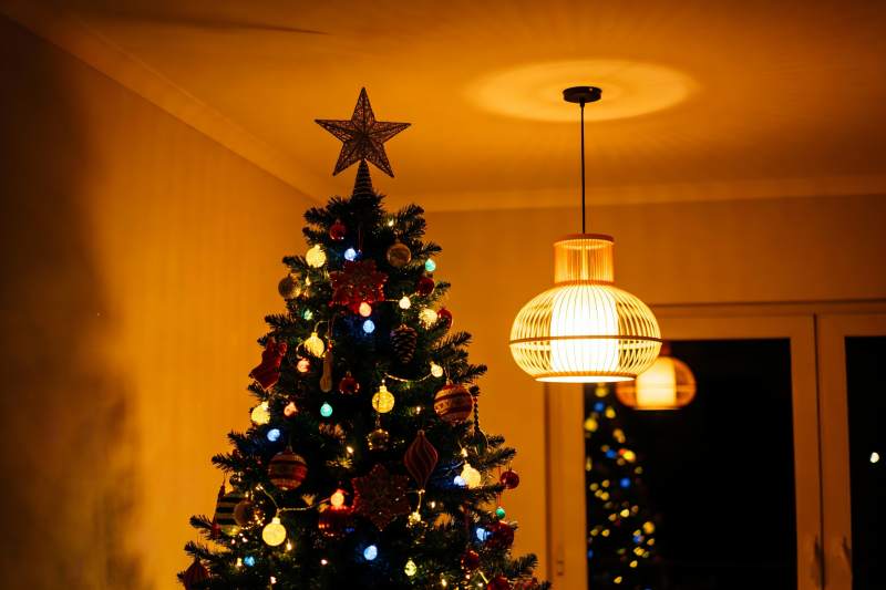 温馨圣诞树灯光装饰图片