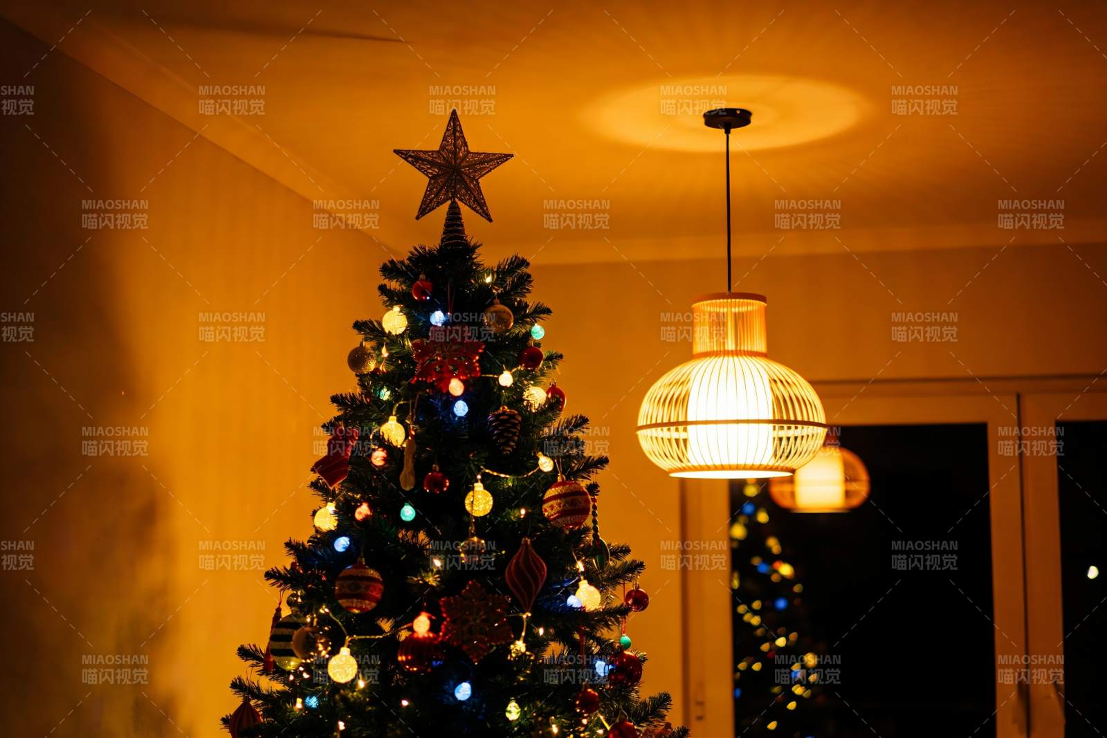 温馨圣诞树灯光装饰图片