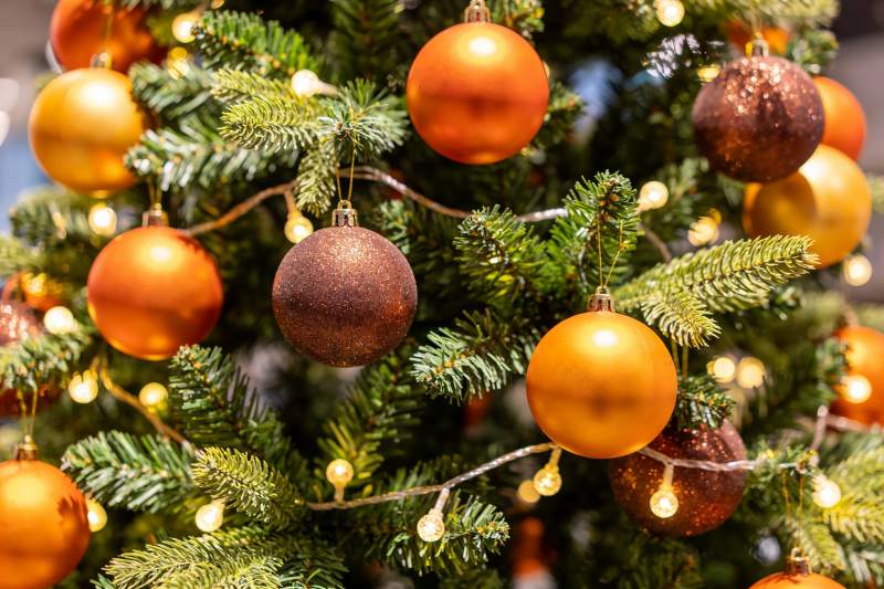 圣诞树挂满金色装饰球图片