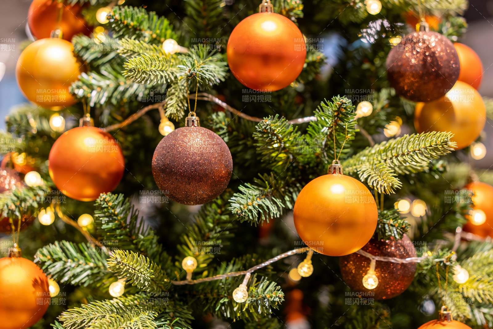 圣诞树挂满金色装饰球图片