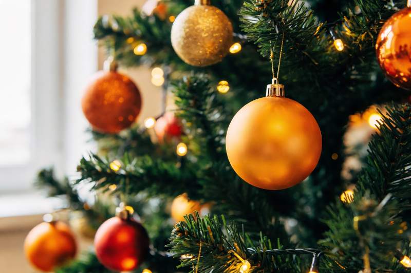 圣诞树装饰特写节日氛围浓厚图片