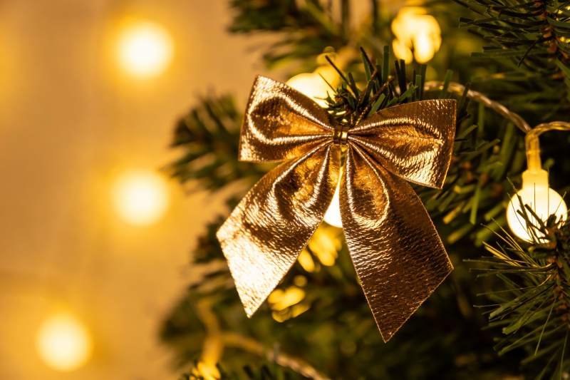 圣诞树上的金色蝴蝶结装饰图片