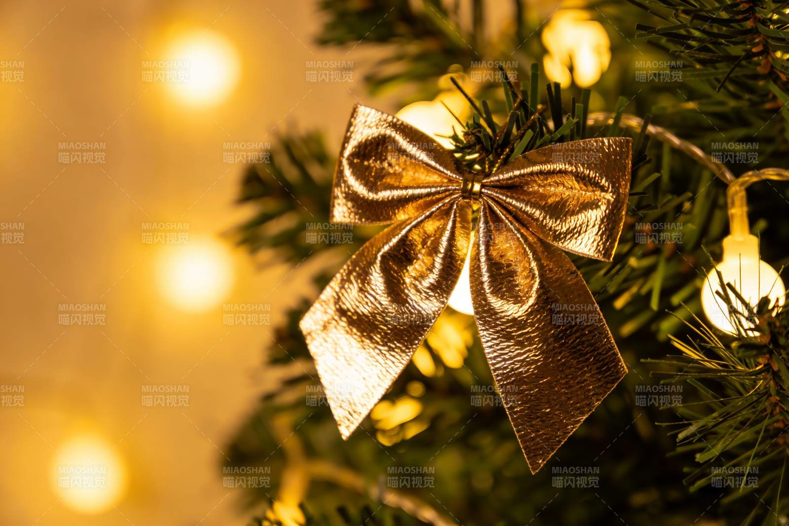 圣诞树上的金色蝴蝶结装饰图片