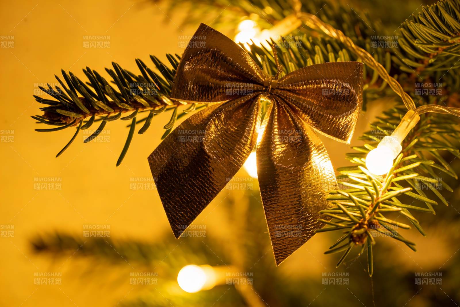圣诞树上的金色蝴蝶结装饰图片