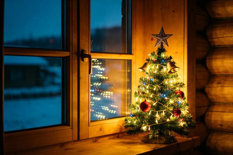 窗边圣诞树夜景温馨图片