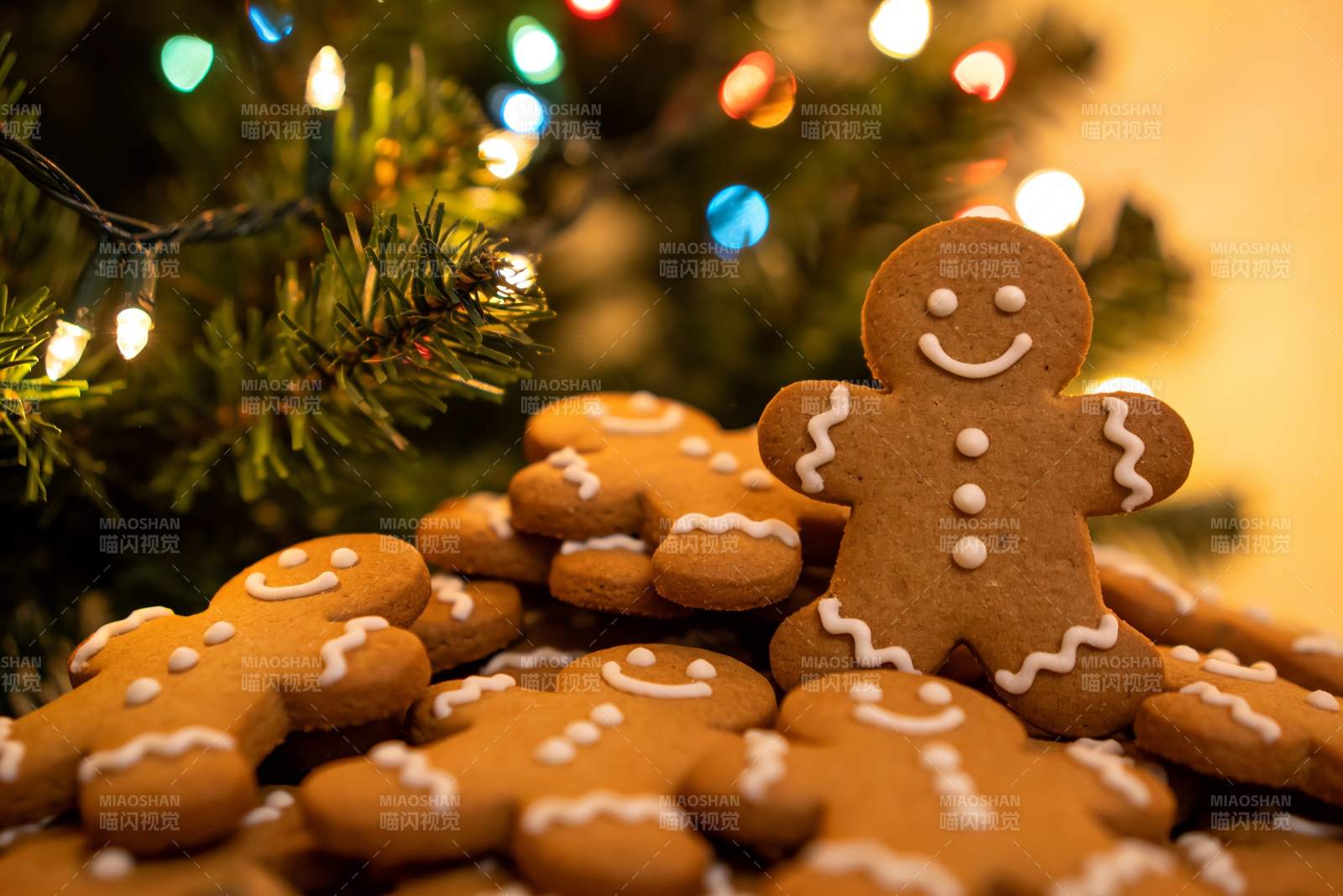 圣诞树前的姜饼人饼干图片