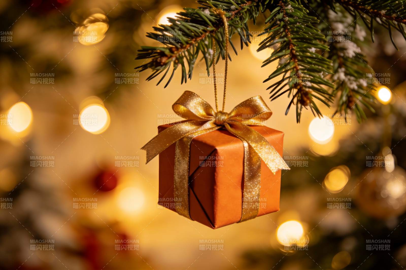圣诞树上的金色礼盒装饰图片