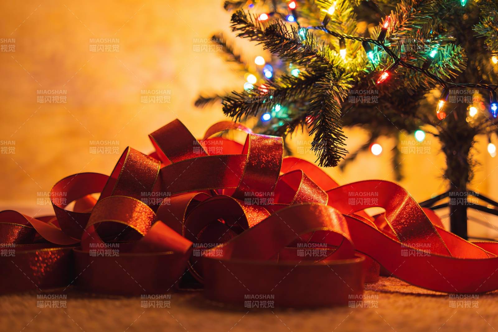 圣诞树旁的红色丝带图片