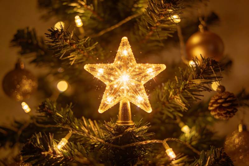 圣诞树顶星灯装饰特写图片