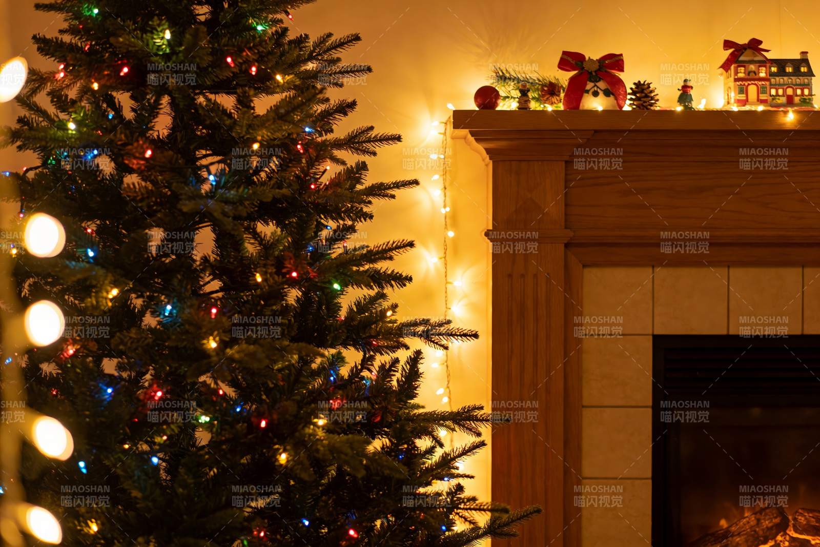 圣诞树旁壁炉节日装饰图片